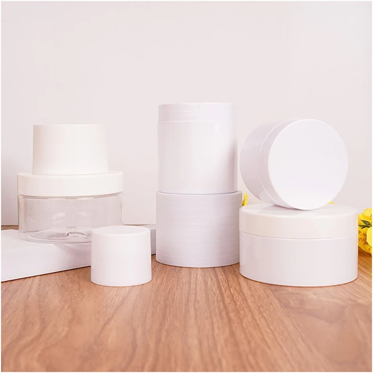 Plastist kosmeetika konteinerid